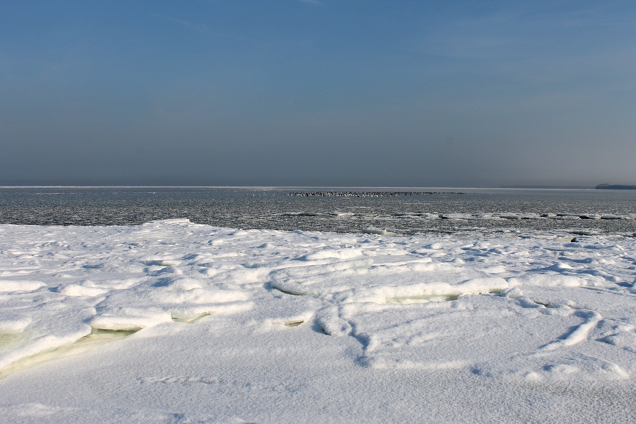 Zimowe przejście brzegiem Bałtyku
